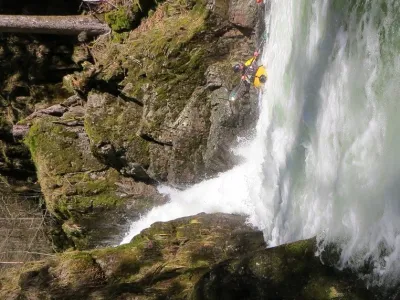 2013-04-14: Florent sous le "Saut de la truite", 50 m en amont de l'embarquement classique ça rajoute un beau passage (un peu mal pavé par petit niveau)